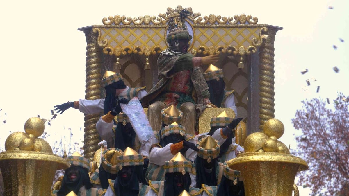 Moreno se da primero un baño de betún y luego otro de masas como Baltasar en la Cabalgata de Reyes Sevilla