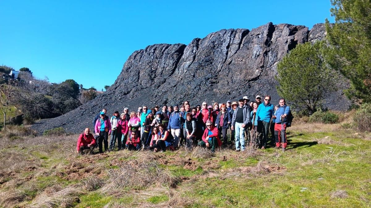 Foto de grupo delante de las Gachas Negras.