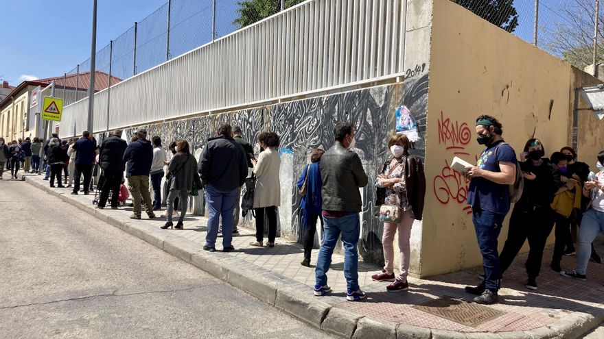 Cola que rodea el CEIP Lope de Vega, en Carabanchel, uno de los distritos mas pobres de Madrid