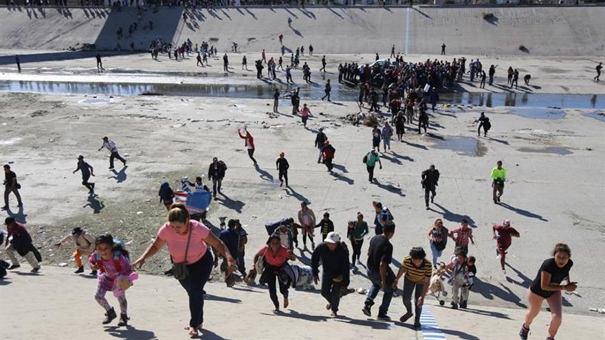 México pide a EEUU investigar incidentes con migrantes en frontera de Tijuana