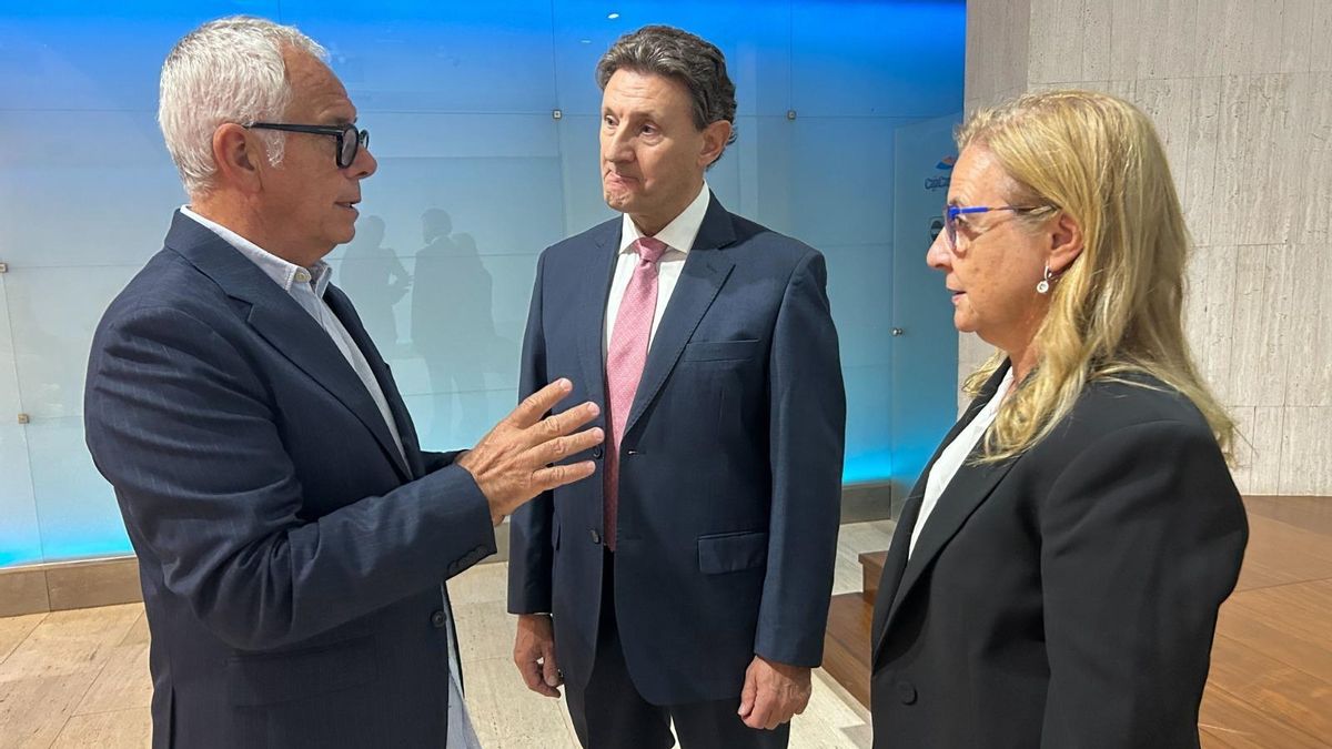 El director general de Formación, José Manuel González Afonso,  junto a Nicolás Vela,  comandante en reserva activa de la Guardia Civil,  y Carmen Ballester, fiscal antidroga de la Audiencia Nacional.