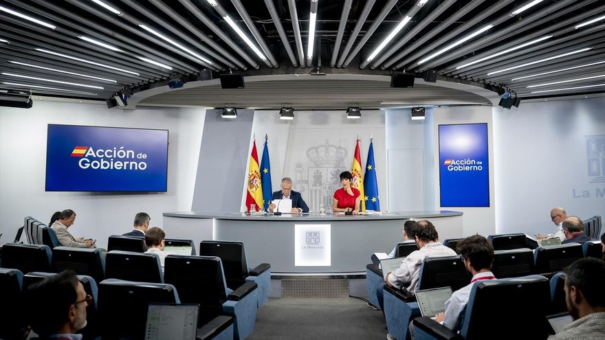 Imagen de archivo de la ministra portavoz, Elma Saiz, y el ministro Ángel Víctor Torres, en una rueda de prensa posterior al Consejo de Ministros.