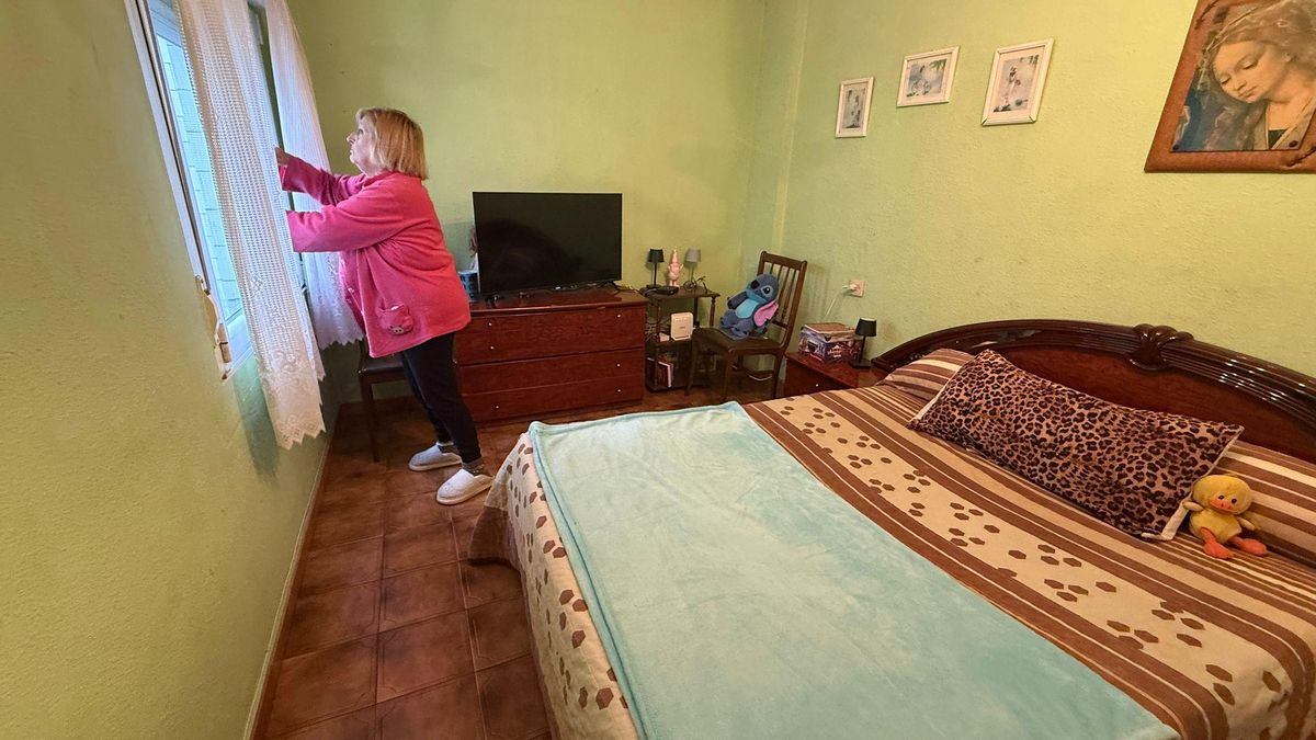 Blanca cierra las ventanas en su habitación.