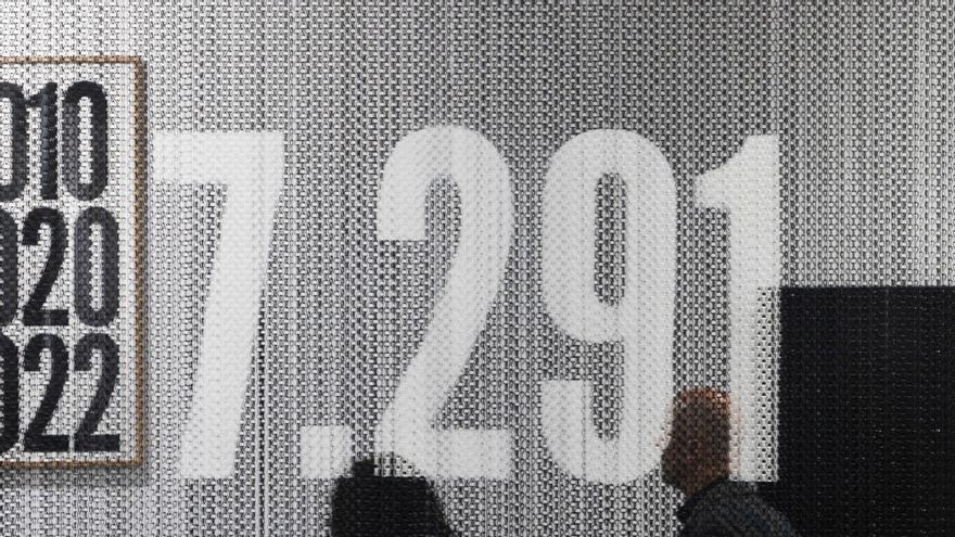 Ayuso inaugura ARCO sin visitar '7.291', la obra que recuerda las muertes en las residencias durante la pandemia