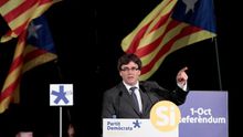 Puigdemont surante su internvención en un acto del PDeCat, hace algunas semanas.