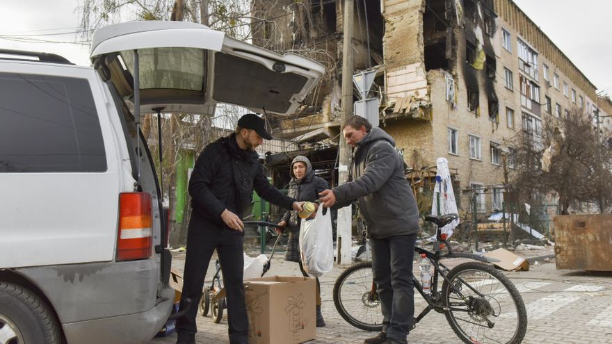 Una persona recibe ayuda humanitaria en una calle de Hostomel, en la región de Kiev. EFE/EPA/OLEG PETRASYUK