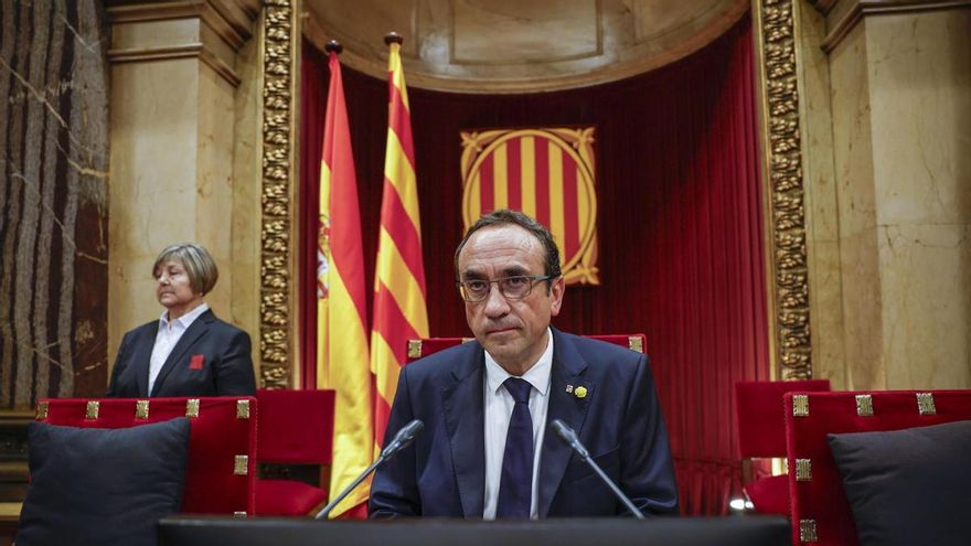 El presidente del Parlament suspende el pleno de investidura durante una hora.