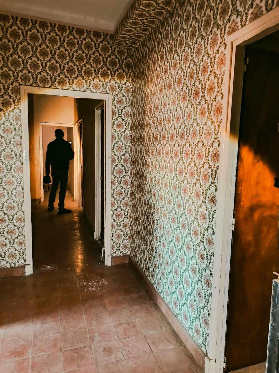 Víctor Olano, en una visita a una casa abandonada. 