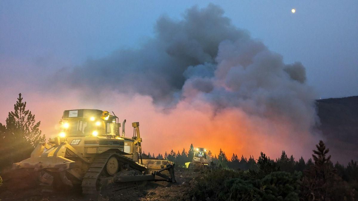 Labores de intento de control del incendio forestal de Veguellina este mes de julio.
