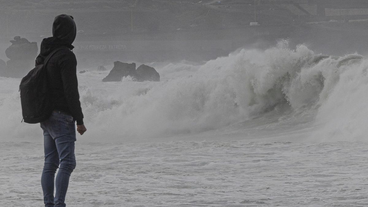 La borrasca Emilia sacude Canarias: nieve, fuertes vientos, lluvias, oleaje, rayos y más de mil incidencias