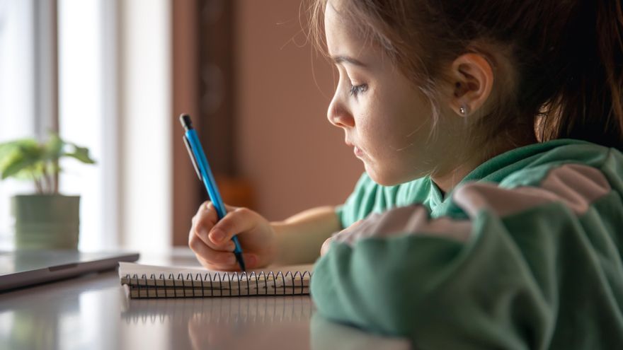 Una psicóloga explica cómo ayudar a los niños a gestionar sus notas: "Es importante separar el resultado de la relación"