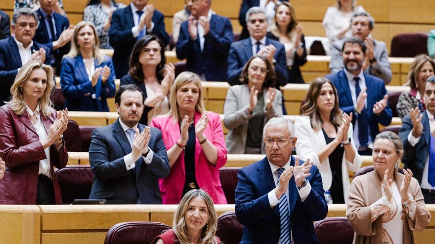 Varios senadores del Partido Popular aplauden la intervención de su portavoz Alicia García.