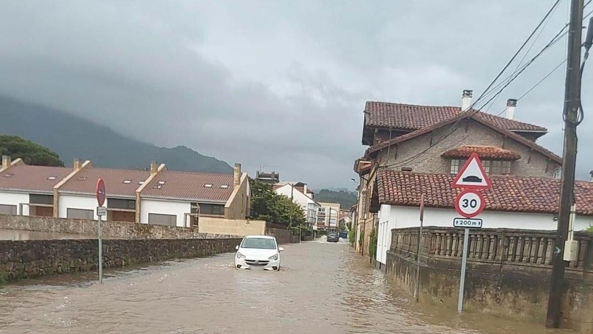 La situación no ha mejorado en las últimas horas. En la imagen, una calle inundada en Colunga.