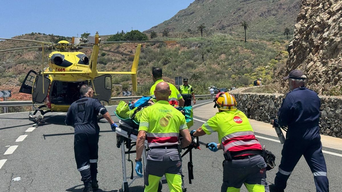 Evacuado en helicóptero un motorista grave al sufrir una caída circulando por Fataga