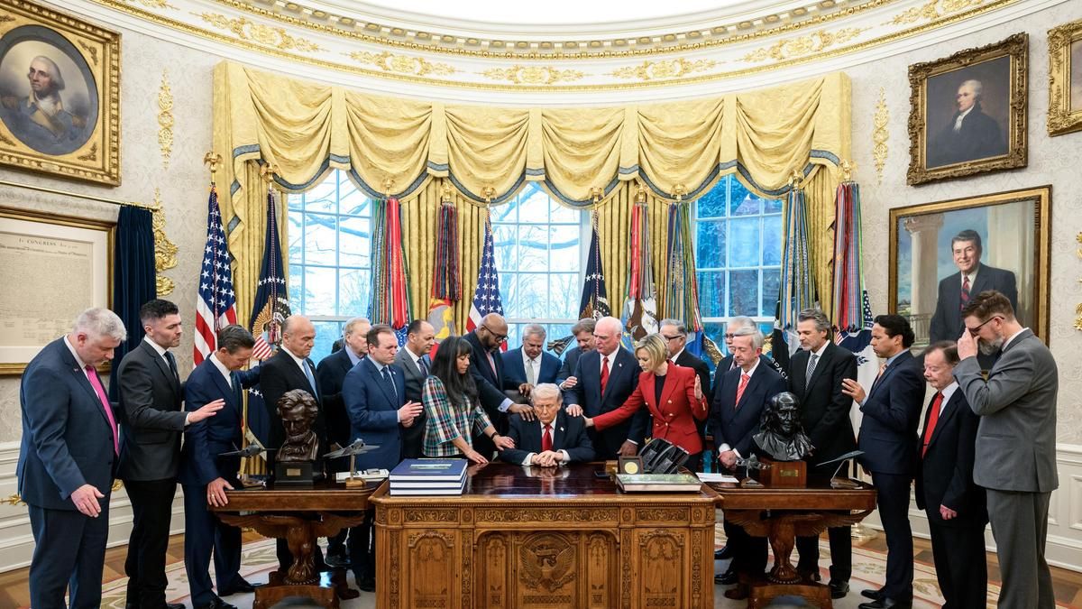 Un grupo de pastores evangélicos y líderes religiosos rezan en la Casa Blanca junto a Donald Trump el 5 de marzo de 2026.