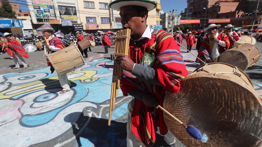 Con barbijos y pruebas de covid se realiza un desfile folclórico en Bolivia