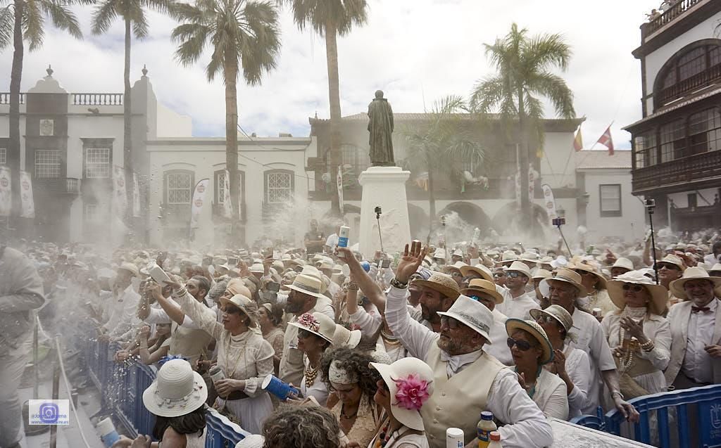 Miles de personas se congregan a estas horas en la capital palmera para celebrar la gran parodia de la emigración a Cuba.  Foto: JOSÉ F. AROZENA