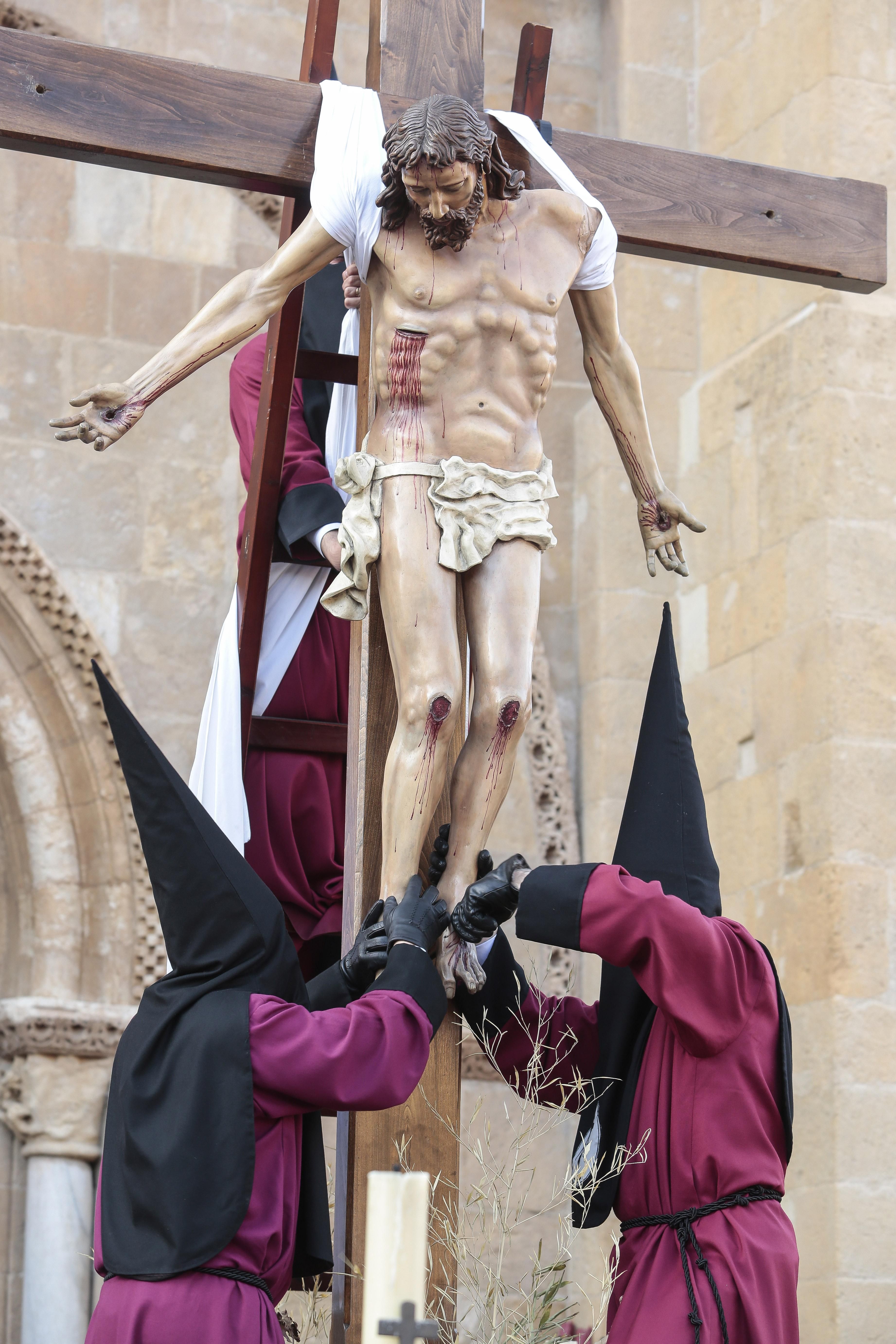 El Desenclavo de León baja a Jesús de la cruz frente a San Isidoro y ofrece su cuerpo a su madre