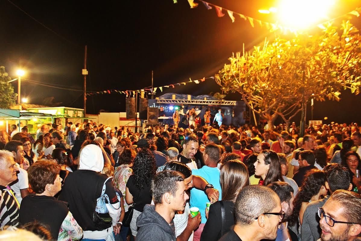 La verbena, con la actuación del Grupo Libertad y Furia Joven, de Gran Canaria, estuvo animada. Foto: JOSÉ AYUT.