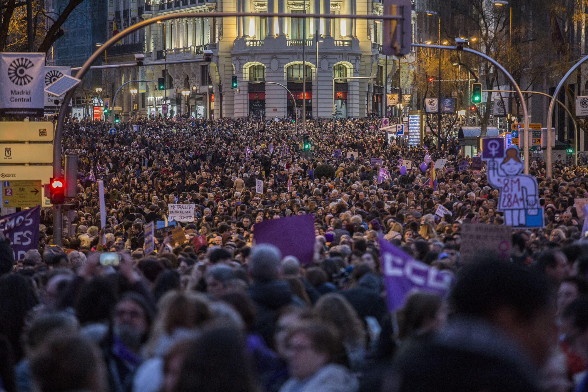 Una marea profunda. Mujeres, niñas, hombres... Decenas de miles de cabezas en la calle de Alcalá