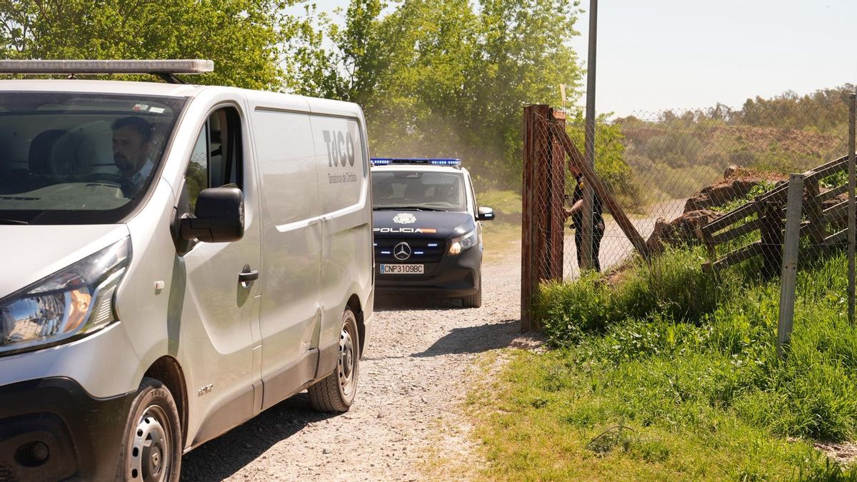 Un coche de Policía y otro de Tanatorios de Córdoba tras el hallazgo de un cadáver en el interior del lago Azul