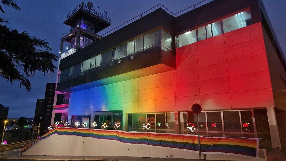 Edificio de RTVE en Canarias, iluminado con los colores de la bandera LGTBI+.