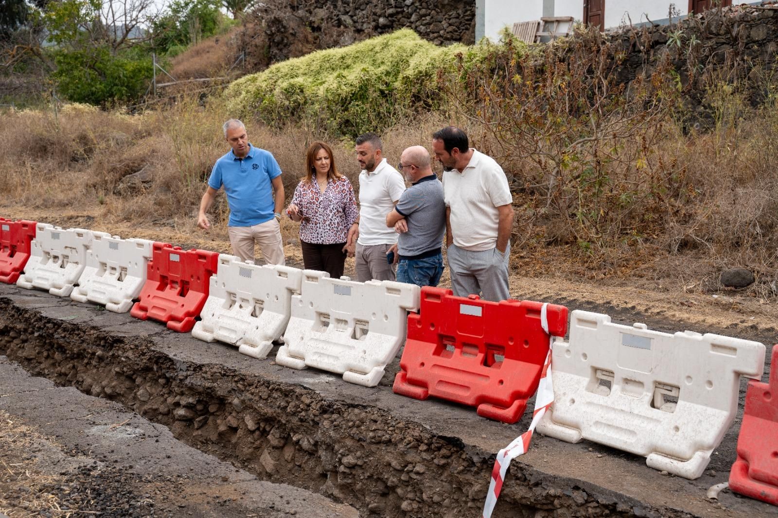 Visita a las obras de saneamiento que ejecuta el Gobierno de Canarias en el municipio de El Paso, en la zona de El Barrial.