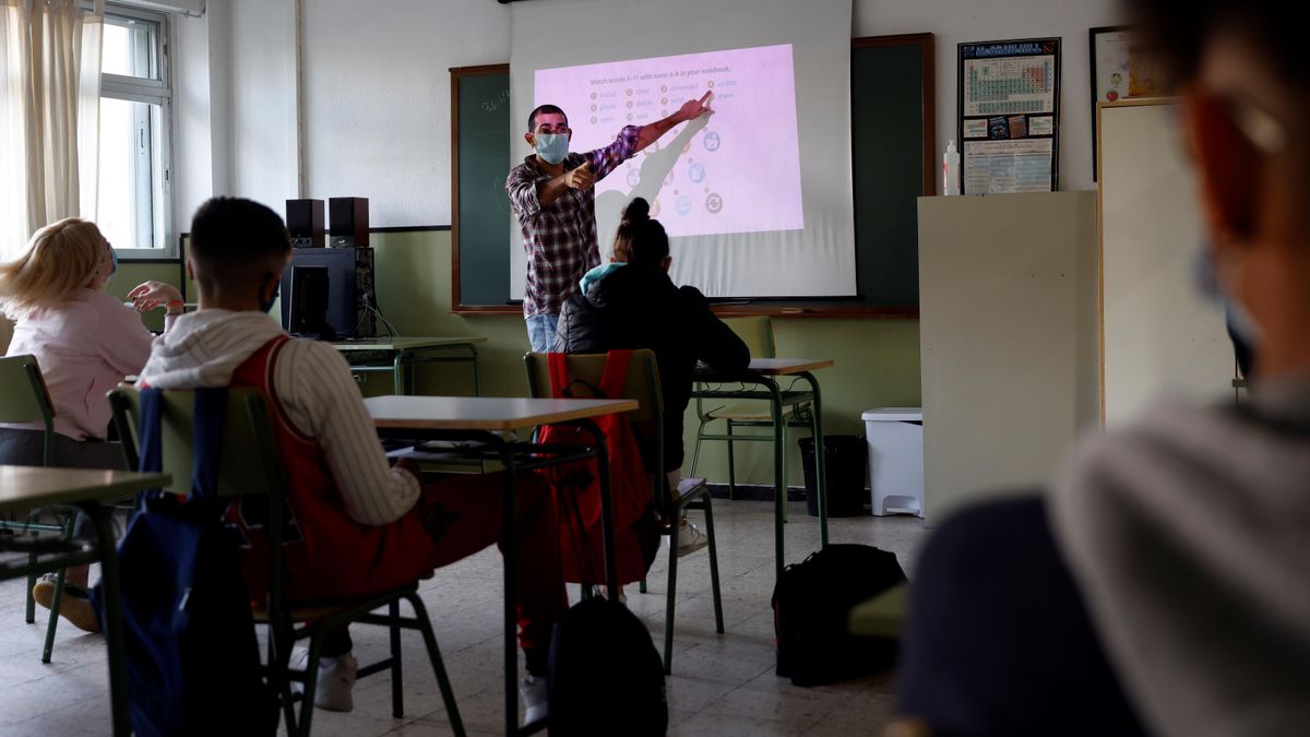 Los alumnos atienden las explicaciones del profesor en un aula