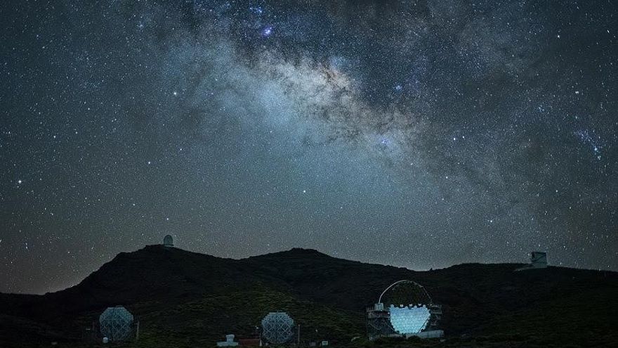 Observatorio del Roque de Los Muchachos durante la noche.