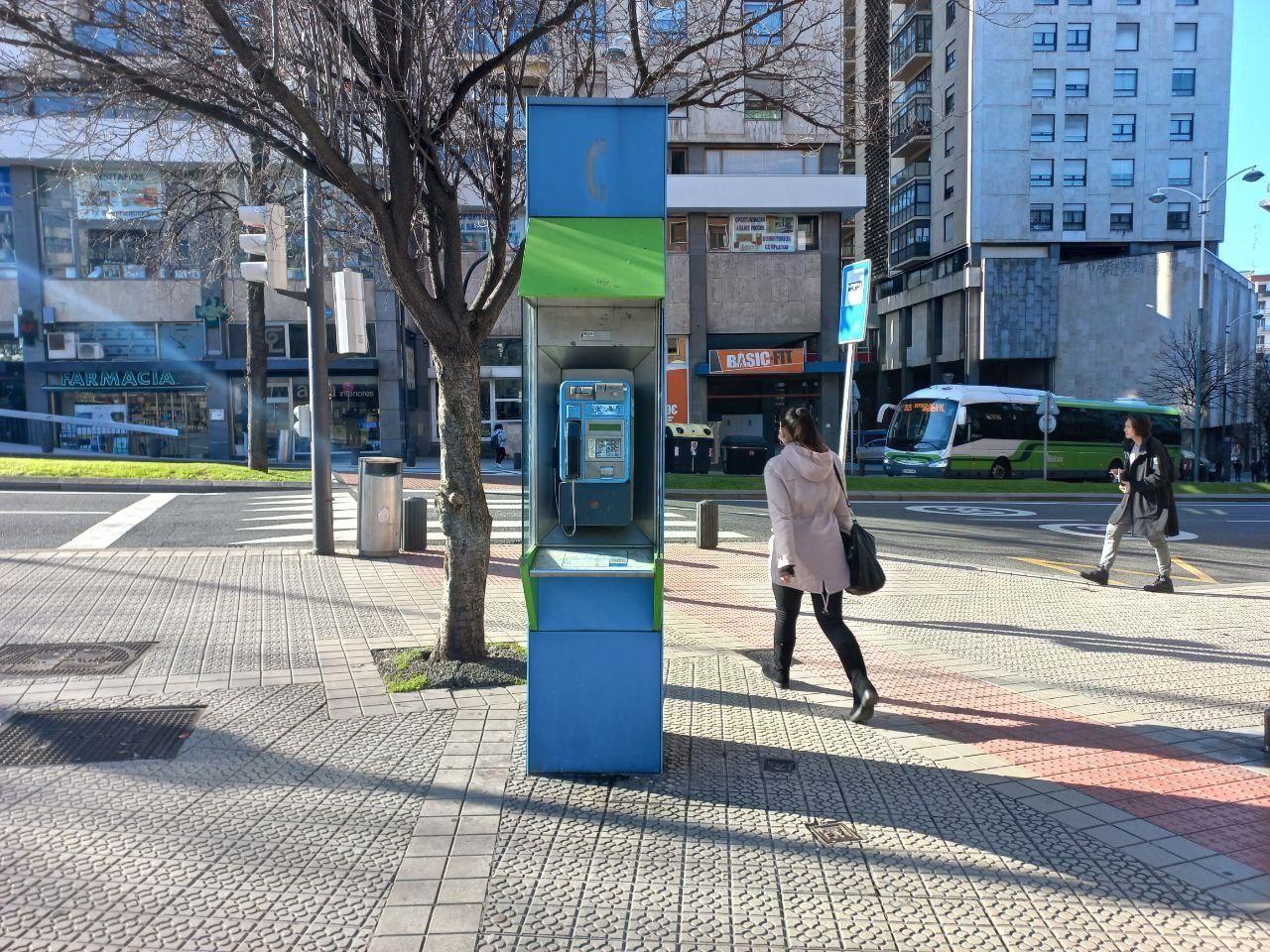 Cabina de teléfono en Juan de Garay, en Bilbao