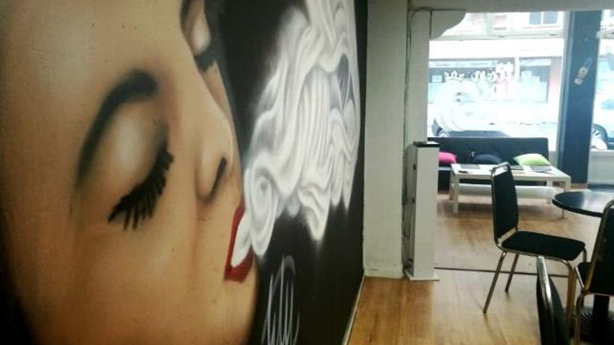 Interior del establecimiento Llión vape.