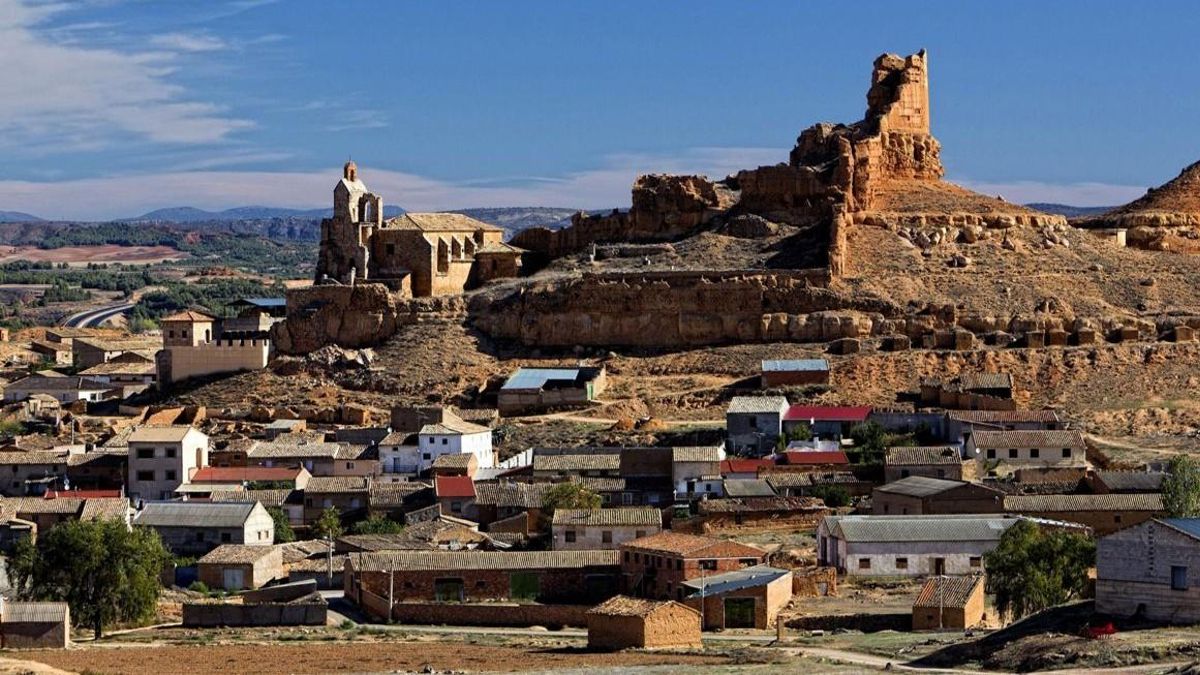 Monreal de Ariza, con los restos del castillo a un lado.