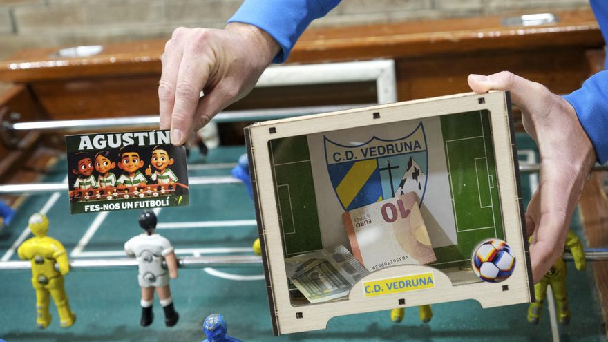 Un colegio de Alcoy recibe los futbolines que encargó a un artesano afectado por la dana