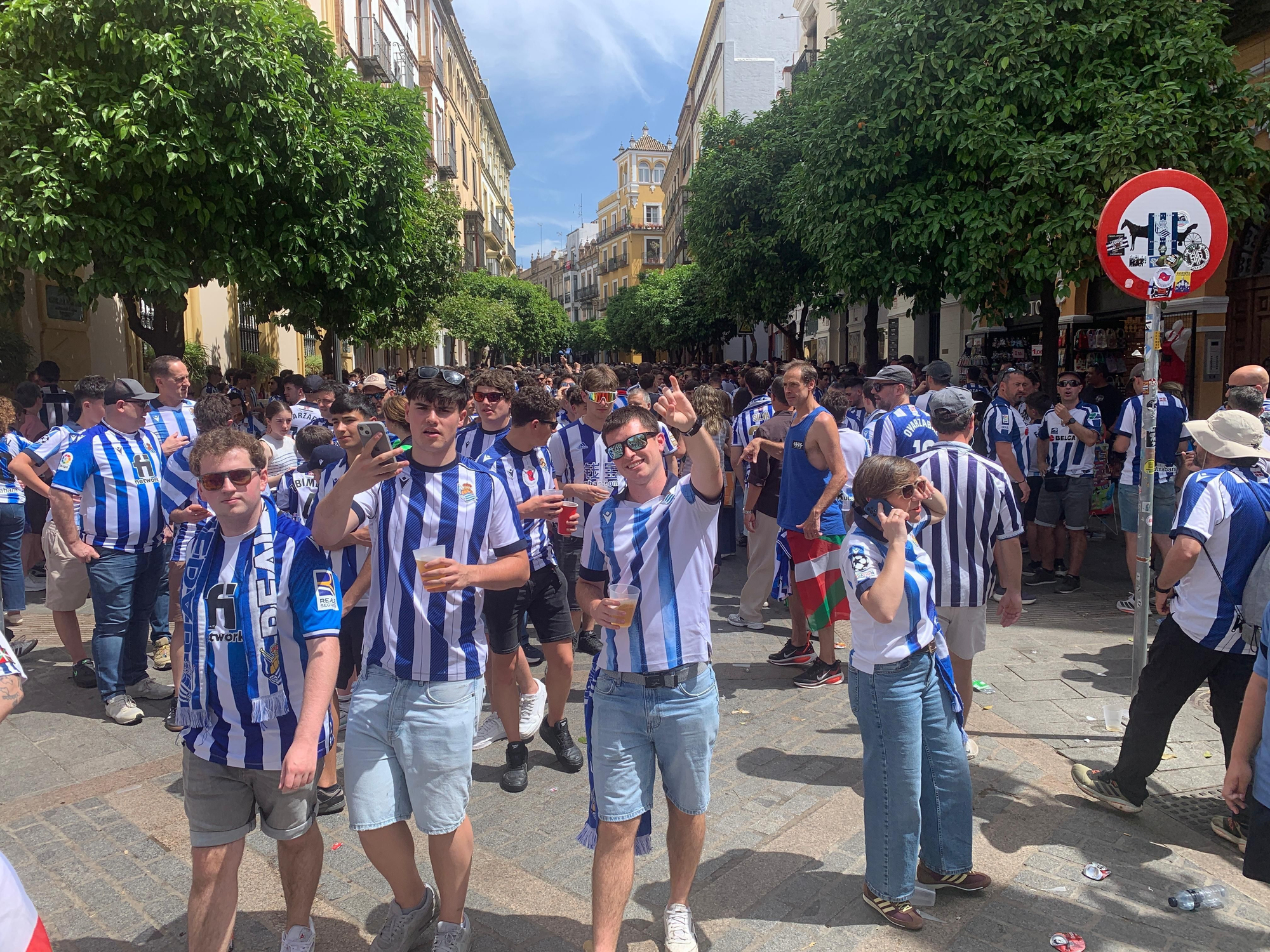 Aficionados de la Real Sociedad tiñen Sevilla de txuri-urdin en la previa de la final de la Copa del Rey.
