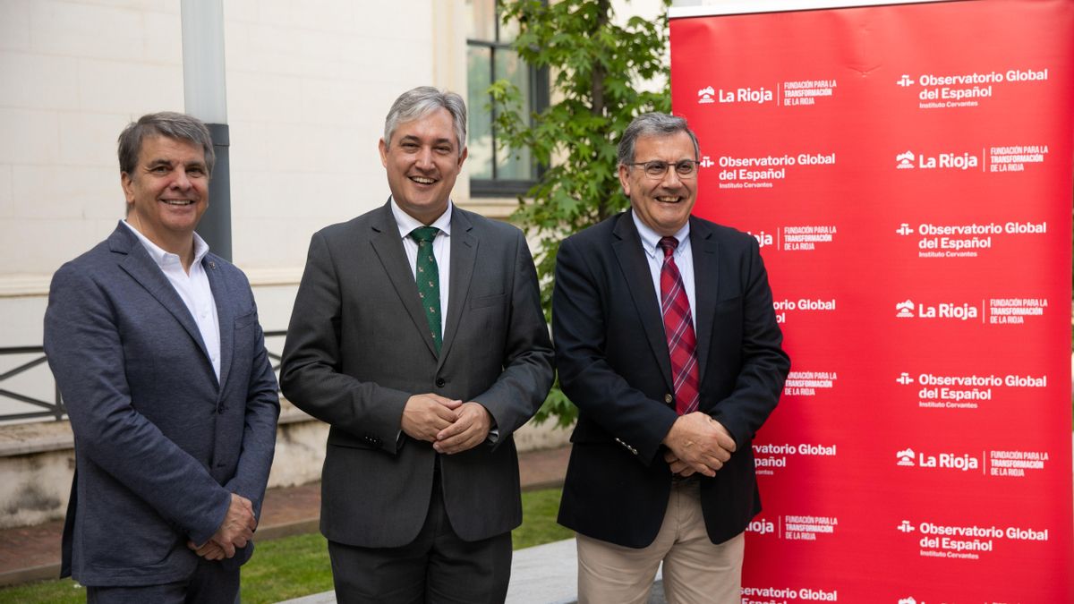 El consejero de Cultura, Turismo, Deporte y Juventud, José Luis Pérez Pastor, y el director del Observatorio Global del Español, Francisco Moreno, presentan la Conferencia Internacional de Observatorios de las Lenguas y las Culturas que se celebra en La Rioja