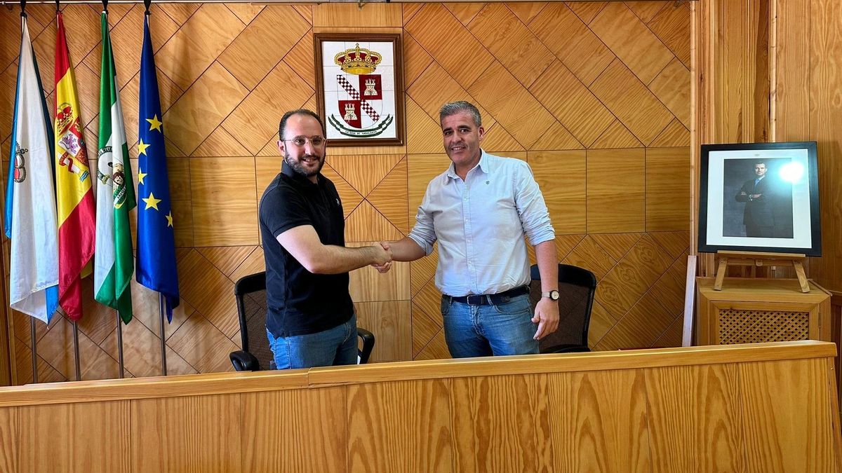 Los candidatos del PSOE y de IU sellan su acuerdo de gobierno