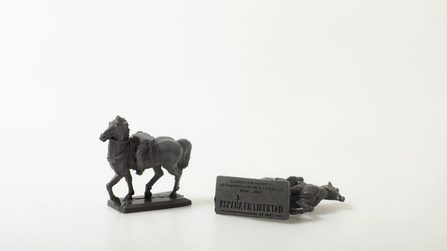 Los 25.000 caballos sin Franco que un escultor regala en el Círculo de Bellas Artes por un mensaje democrático
