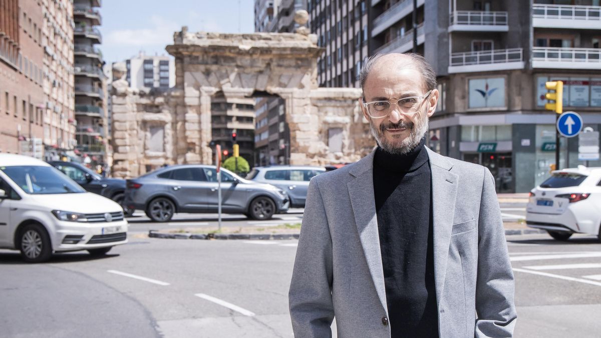 Javier Lambán, frente a la zaragozana Puerta del Carmen.