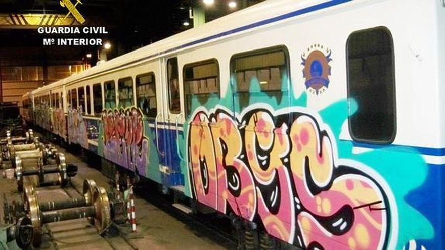 Grafitis en trenes en una imagen de archivo difundida por la Guardia Civil