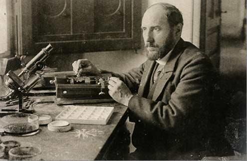 Santiago Ramón y Cajal, médico experto en histología y anatomía patológica, considerado padre de la Neurociencia moderna.