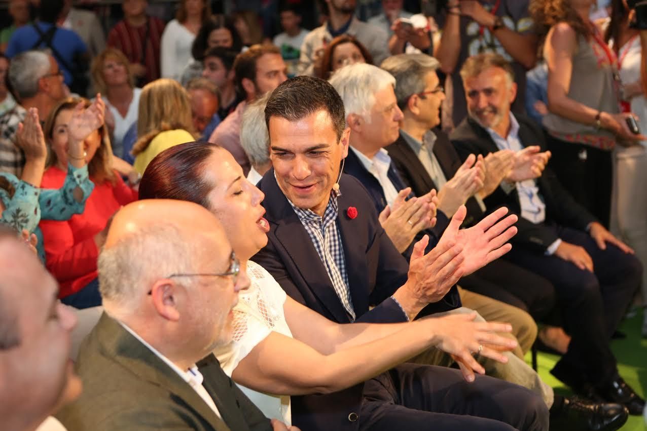 Pedro Sánchez, con Patricia Hernández. (ALEJANDRO RAMOS)