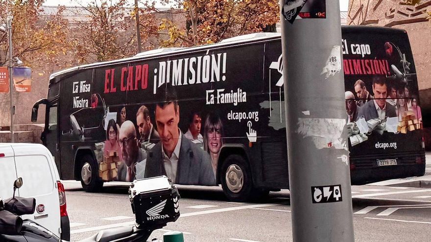 Un bus de HazteOír recorre Madrid acusando a Sánchez de ser "el capo" de una mafia