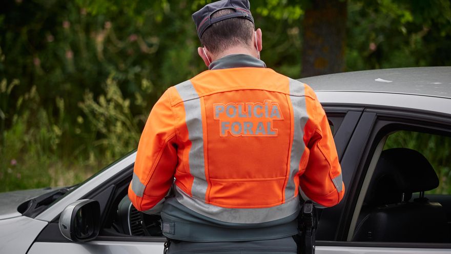 Archivo - La Policía Foral de Navarra identifica a una persona durante un control de narcotest realizado en Pamplona, Navarra, España, a 8 de mayo de 2020.