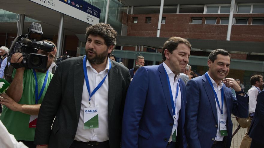 El presidente de la Región de Murcia, Fernando López Miras; el presidente de la Junta de Castilla y León, Alfonso Fernández Mañueco; y el presidente de la Junta y candidato del PP de Andalucía a la reelección, Juanma Moreno.