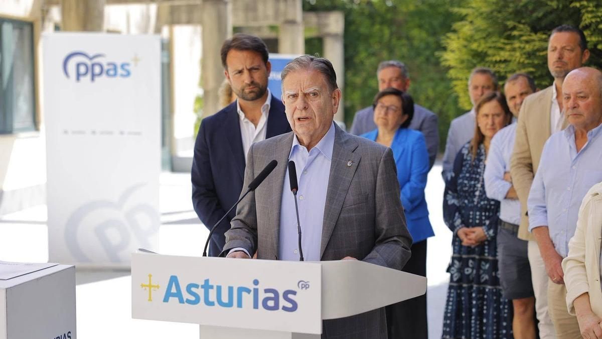 Alfredo Canteli, alcalde de Oviedo, en un acto del PP. Detrás, Álvaro Queipo, presidente del PP de Asturias