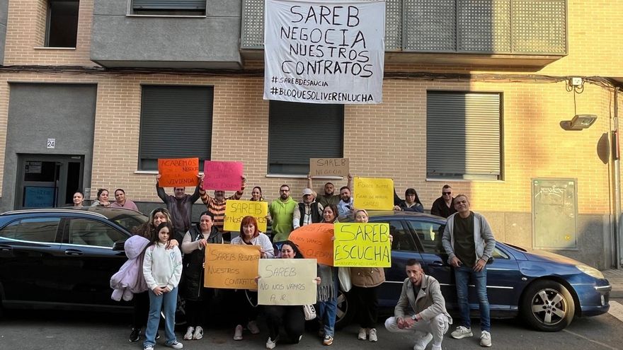 Quince familias ganan tiempo al desalojo en Zaragoza, pero su batalla con la Sareb continúa: "Solo nos dan un respiro"
