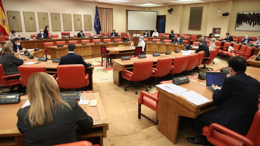 Vista general de los asistentes a la Comisión de Presupuestos en el Congreso