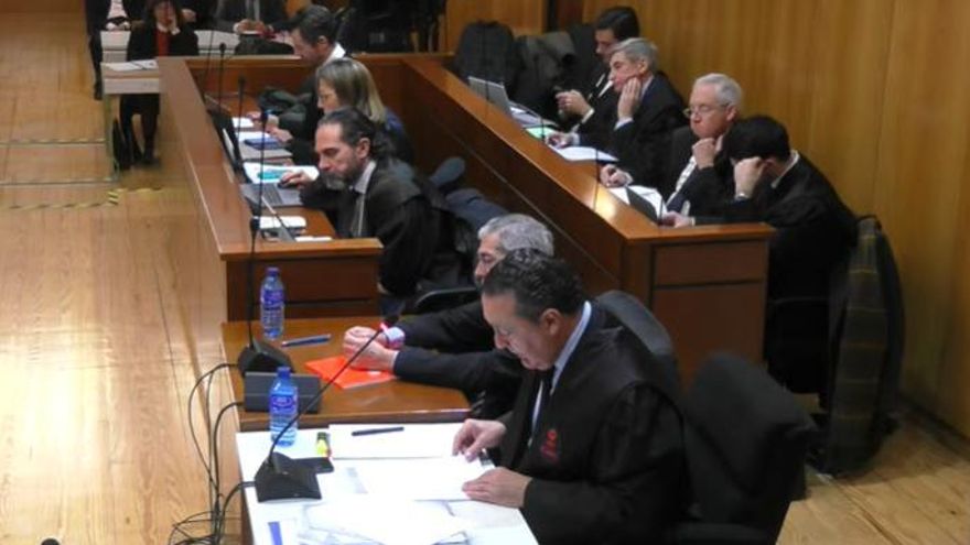 La defensa del principal encausado en la trama eólica responsabiliza al exconsejero muerto y a un director general exculpado