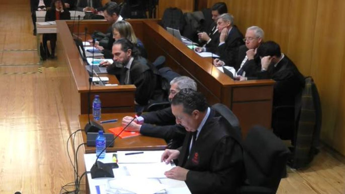 La defensa del principal encausado en la trama eólica responsabiliza al exconsejero muerto y a un director general exculpado