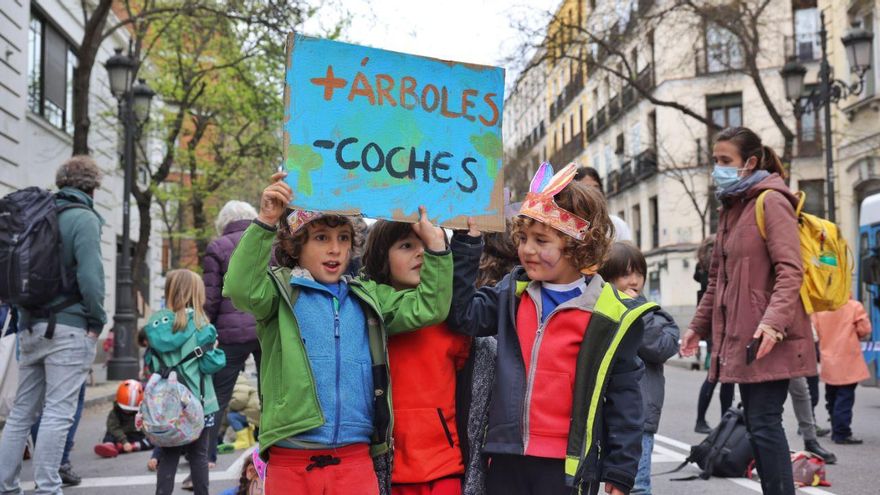 La Revuelta Escolar exige al Ayuntamiento de Madrid una "disminución radical del tráfico" frente a todos los colegios